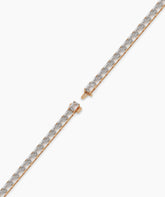 Aurelia Tennisarmband mit Labordiamanten im Smaragdschliff aus 585 Roségold, ganze Länge, diagonal 