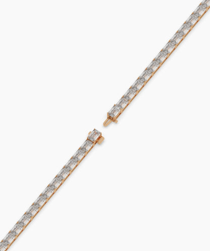 Aurelia Tennisarmband mit Labordiamanten im Smaragdschliff aus 585 Roségold, ganze Länge, diagonal 