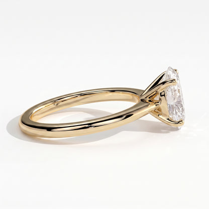 Oval lab-grown diamond solitaire engagement ring in 14K (585) yellow gold, detail view 