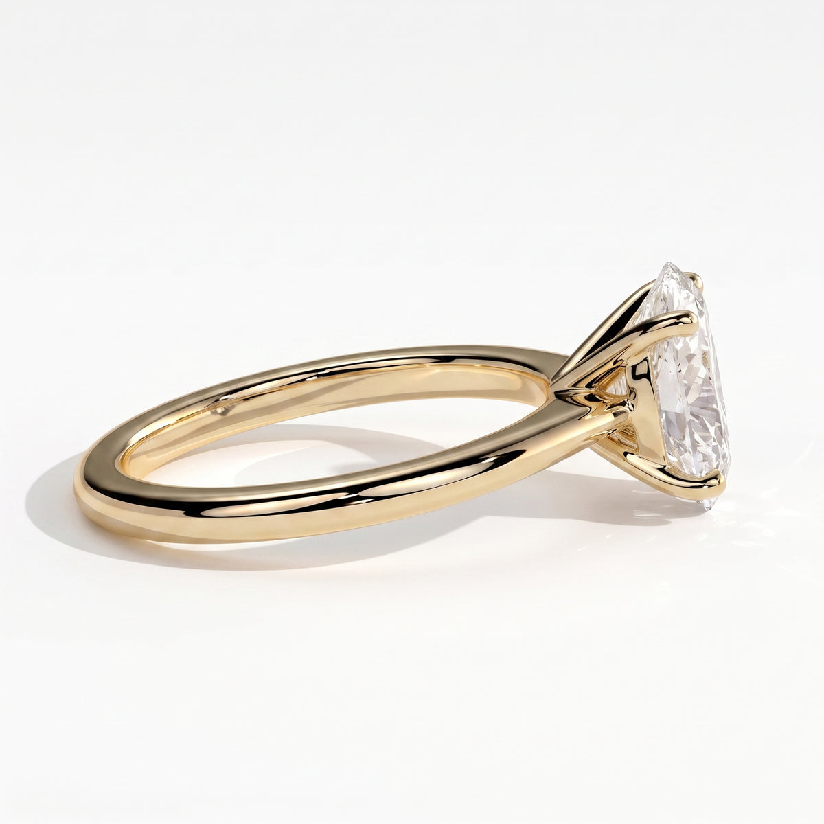Oval lab-grown diamond solitaire engagement ring in 18K (750) yellow gold, detail view 