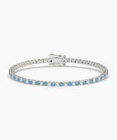 Isola Tennisarmband mit blauen und weißen runden Labordiamanten aus 585 Weißgold, Vorderansicht 
