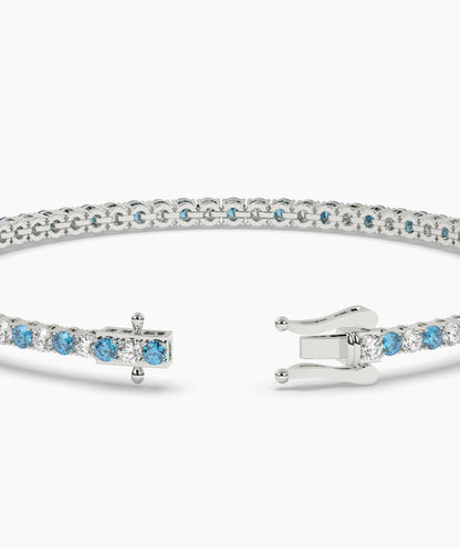 Isola Tennisarmband mit blauen und weißen runden Labordiamanten aus 585 Weißgold, Detailansicht mit geöffnetem Verschluss 