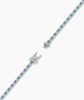 Isola Tennisarmband mit blauen und weißen runden Labordiamanten aus 585 Weißgold, ganze Länge, diagonal 