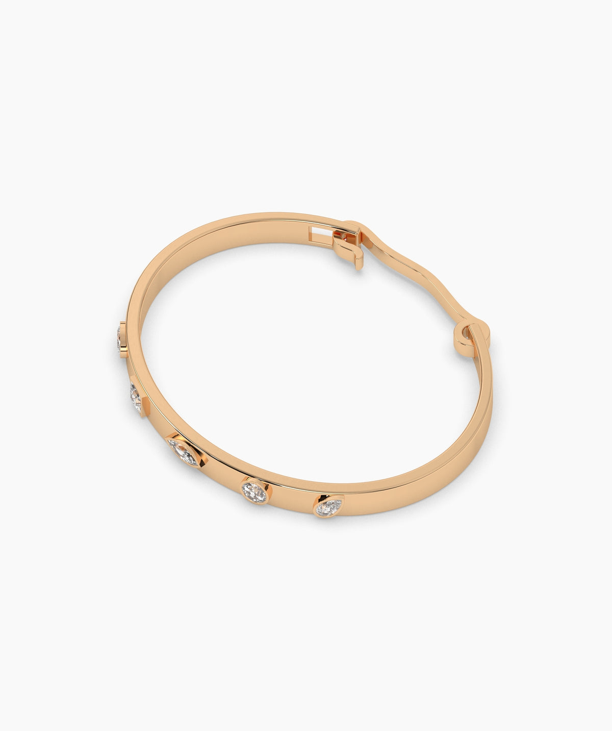 Coralie Armreif mit Labordiamanten in verschiedenen Schliffformen aus 585 Roségold, Seitenansicht mit geöffnetem Scharnier 