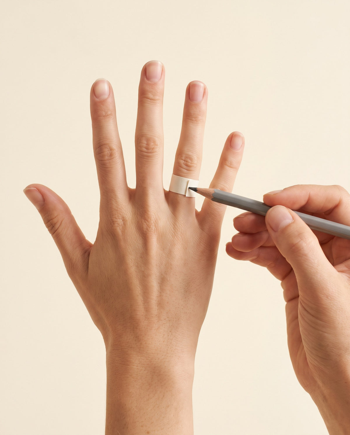 Measuring ring size at home with a paper strip around the ring finger | BEUSÉA