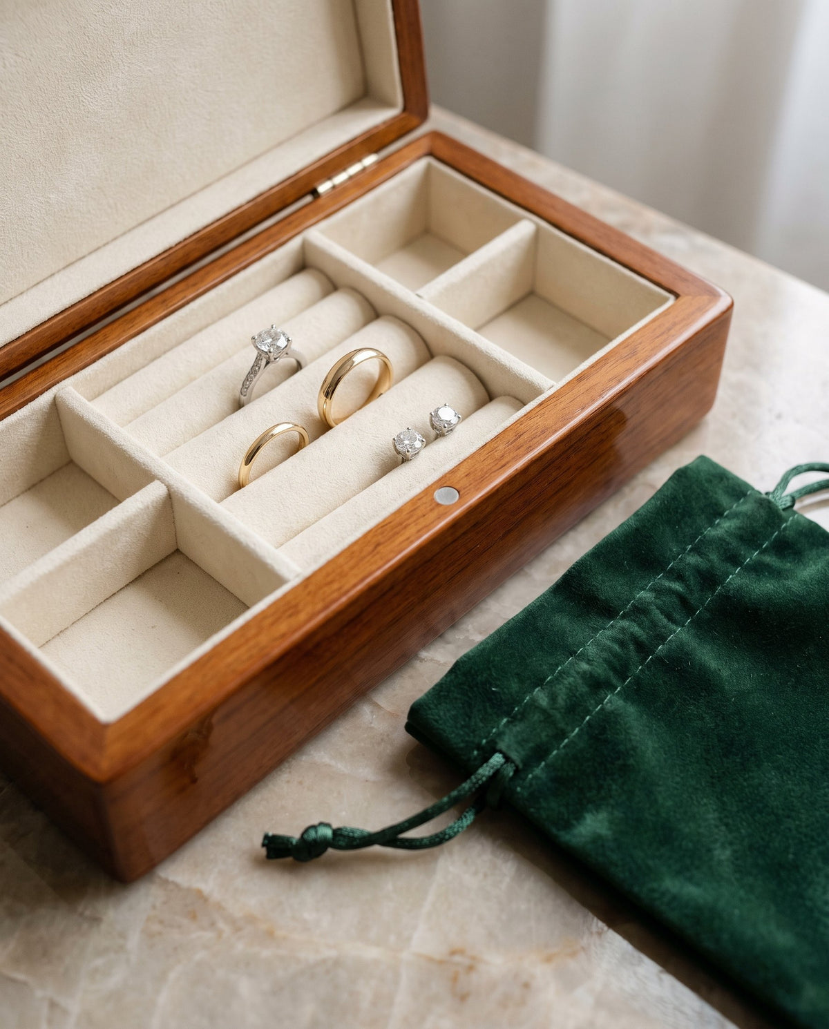 Storing a diamond ring in its box | BEUSÉA