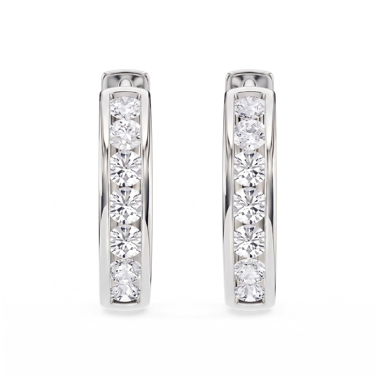 Paloma Huggie-Creolen rund mit Diamanten in Kanalfassung │ Ø 12 mm
