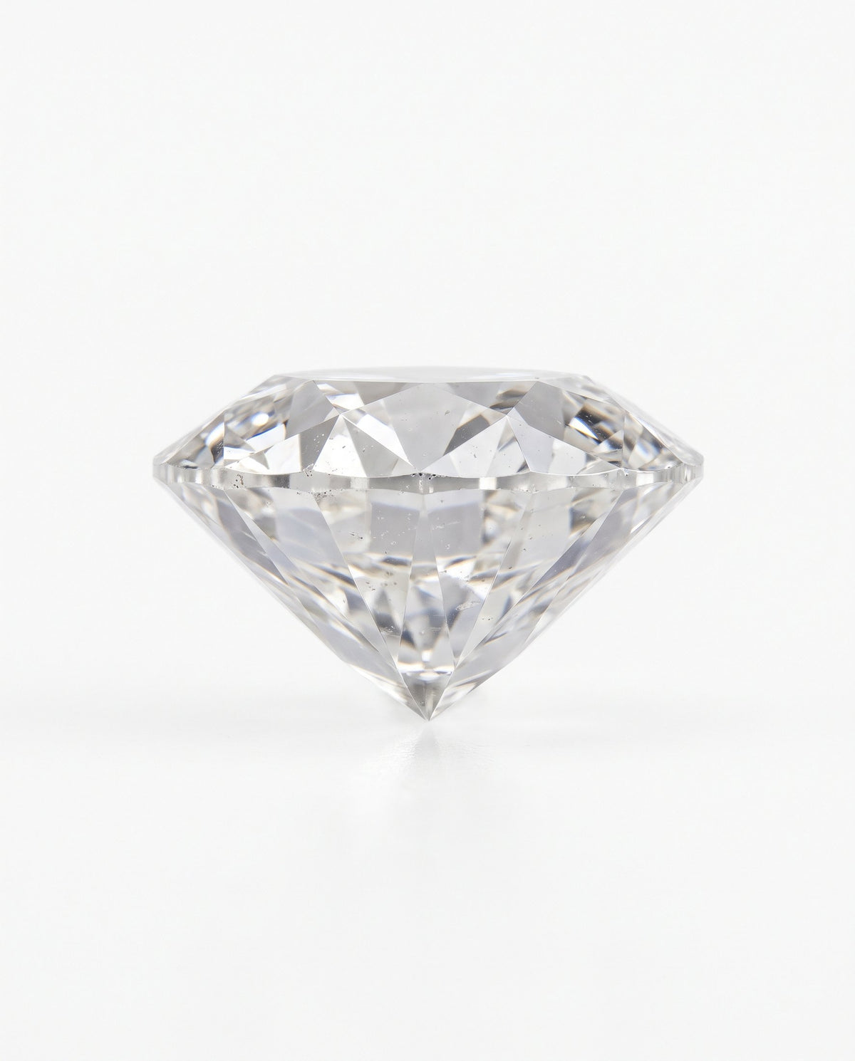 Side profile of a round brilliant diamond showing crown, girdle and pavilion | BEUSÉA