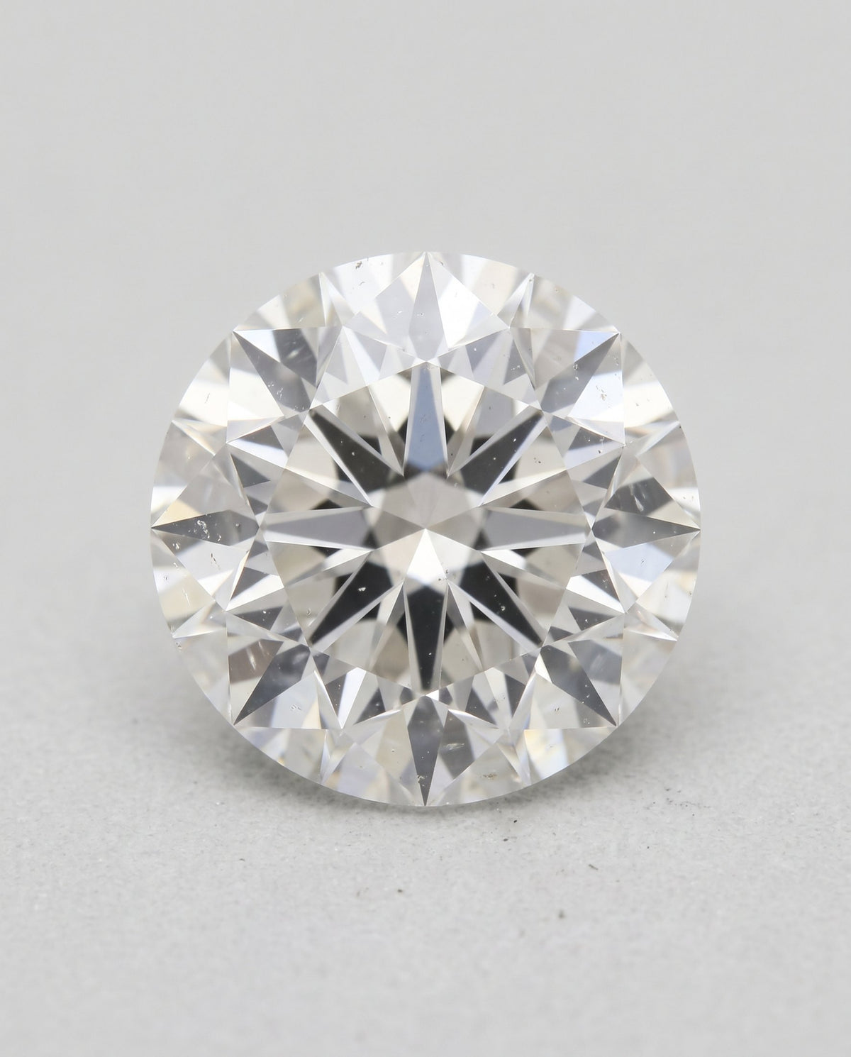 Round brilliant diamond seen face-up showing the table | BEUSÉA