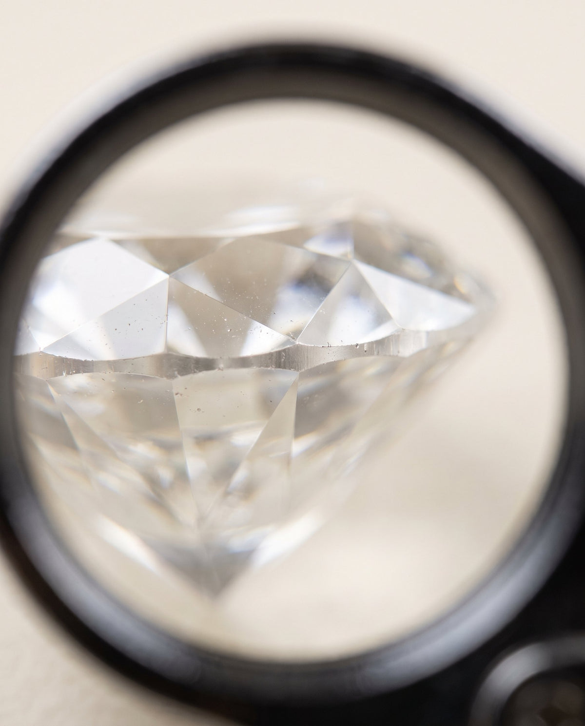 Diamond girdle seen through a loupe | BEUSÉA
