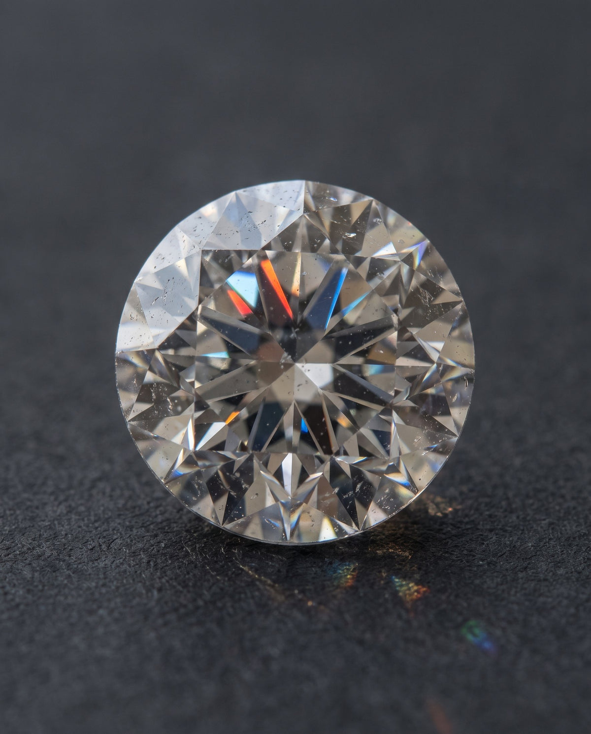 Fire and colour flashes in a diamond | BEUSÉA