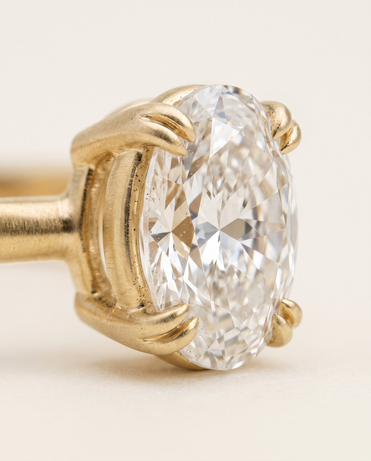 Double claw oval diamond setting | BEUSÉA