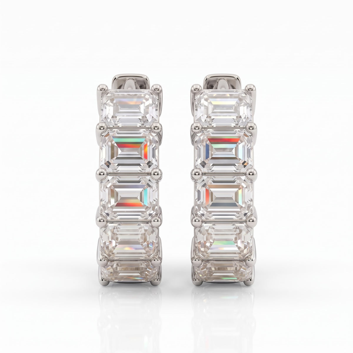 Athena East-West Huggie-Creolen mit Diamanten im Smaragdschliff │ Ø 10 mm