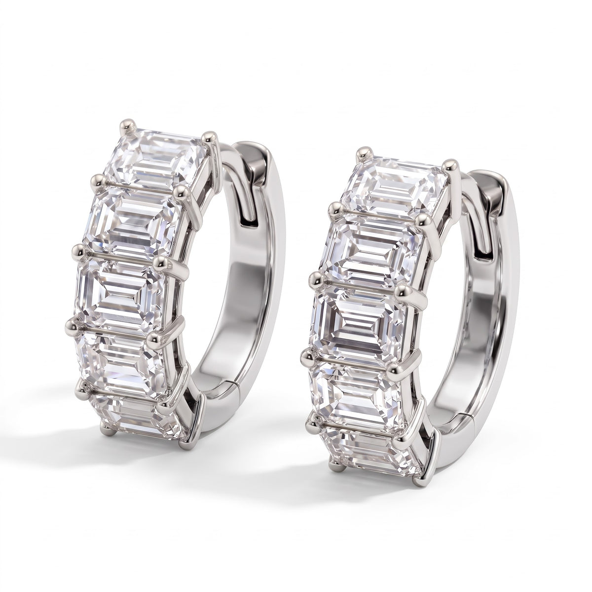 Athena East-West Huggie-Creolen mit Diamanten im Smaragdschliff │ Ø 10 mm