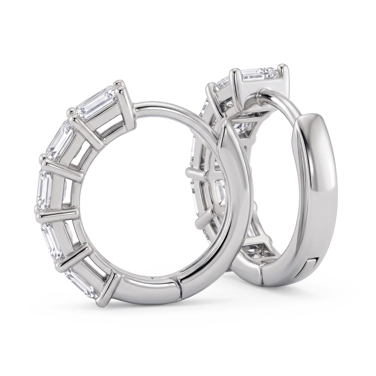 Athena East-West Huggie-Creolen mit Diamanten im Smaragdschliff │ Ø 10 mm