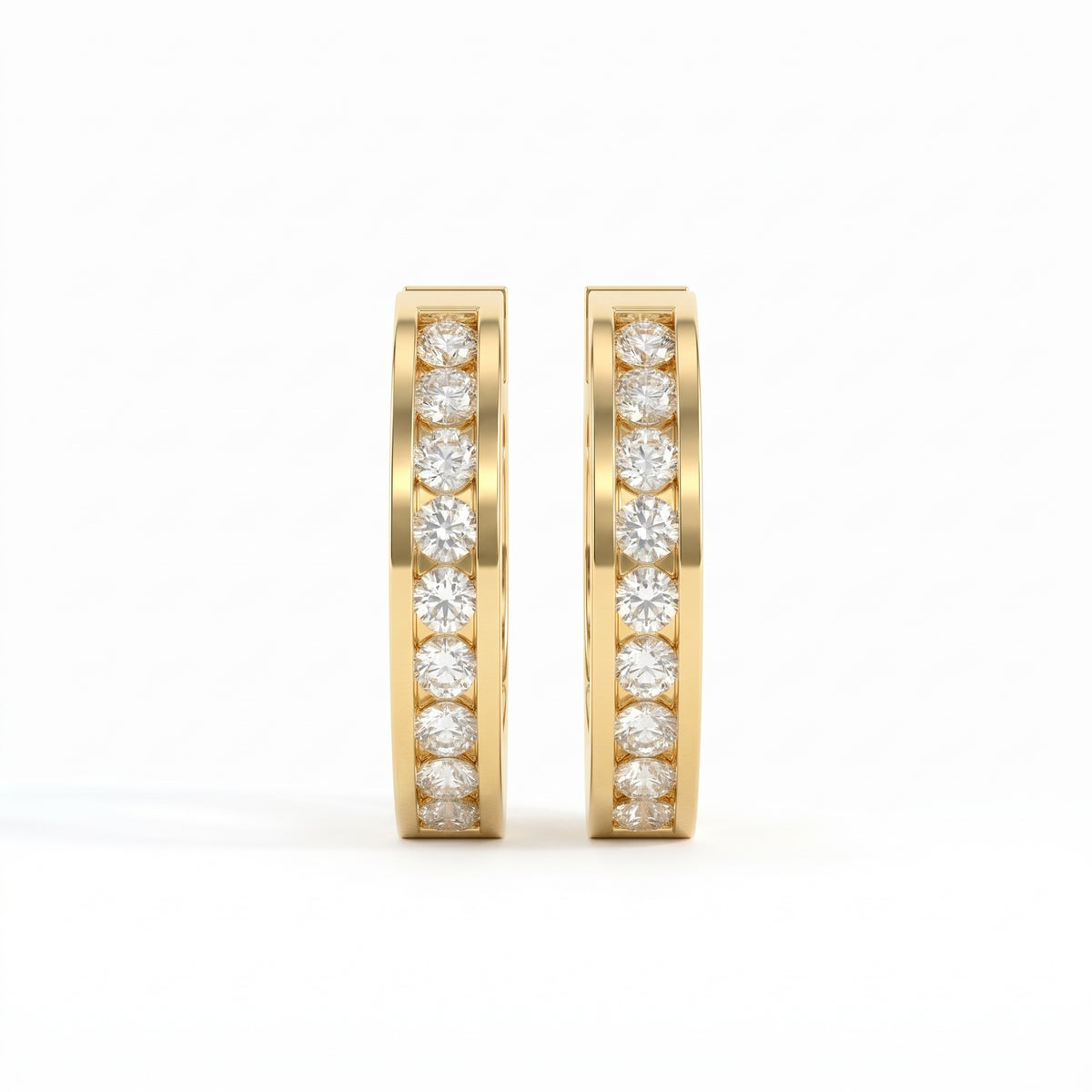 Ronja Huggie-Creolen mit Diamanten in Kanalfassung │ Ø 10mm