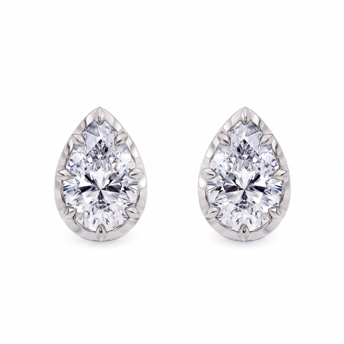 Ottilie Vintage-Ohrstecker mit Diamant im Tropfenschliff