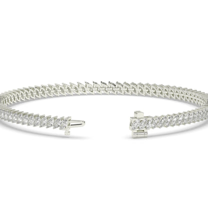 Aline Tennisarmband mit Labordiamanten im Marquiseschliff (schräg gesetzt) aus 585 Weißgold, Verschluss geöffnet, Detailansicht 