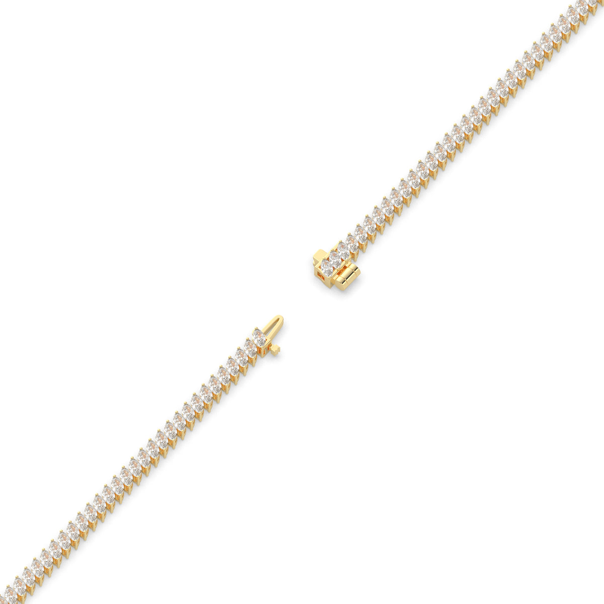Aline Tennisarmband mit Labordiamanten im Marquiseschliff (schräg gesetzt) aus 585 Gelbgold, volle Länge, Diagonalansicht 