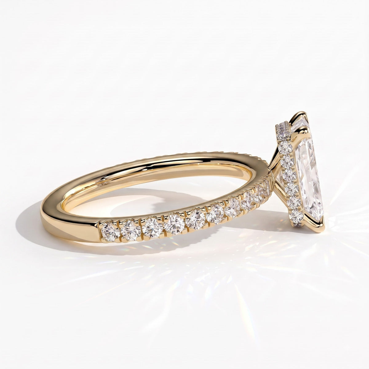 Radiant lab-grown diamond halo engagement ring in 14K (585) yellow gold, detail view 