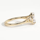Oval lab-grown diamond solitaire engagement ring in 18K (750) yellow gold, detail view 
