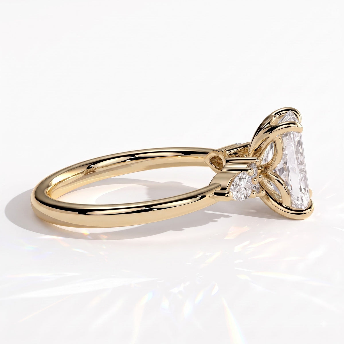 Radiant lab-grown diamond halo engagement ring in 14K (585) yellow gold, detail view 