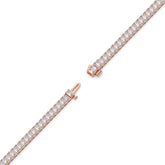 Gwen Tennisarmband mit Labordiamanten im Smaragdschliff aus 585 Roségold, volle Länge, Diagonalansicht 