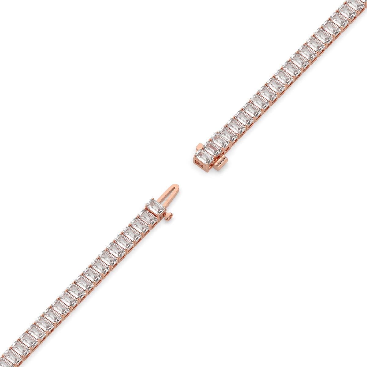 Gwen Tennisarmband mit Labordiamanten im Smaragdschliff aus 585 Roségold, volle Länge, Diagonalansicht 