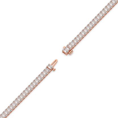 Gwen Tennisarmband mit Labordiamanten im Smaragdschliff aus 585 Roségold, volle Länge, Diagonalansicht 