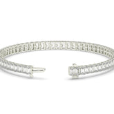 Gwen Tennisarmband mit Labordiamanten im Smaragdschliff aus 585 Weißgold, Verschluss geöffnet, Detailansicht 