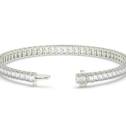 Gwen Tennisarmband mit Labordiamanten im Smaragdschliff aus 585 Weißgold, Verschluss geöffnet, Detailansicht 