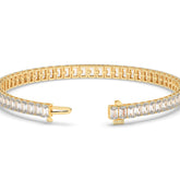 Gwen Tennisarmband mit Labordiamanten im Smaragdschliff aus 585 Gelbgold, Verschluss geöffnet, Detailansicht 