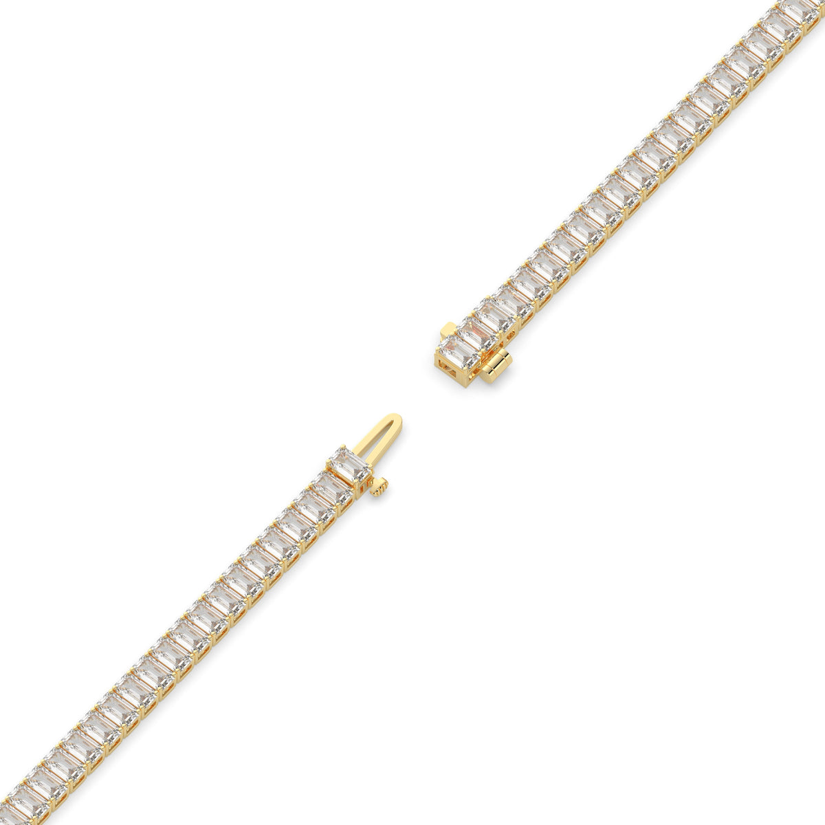 Gwen Tennisarmband mit Labordiamanten im Smaragdschliff aus 585 Gelbgold, volle Länge, Diagonalansicht 