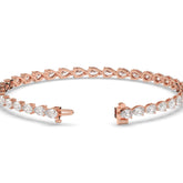 Hermine Tennisarmband mit Labordiamanten im Tropfenschliff aus 585 Roségold, Verschluss geöffnet, Detailansicht 