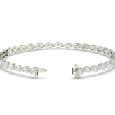 Hermine Tennisarmband mit Labordiamanten im Tropfenschliff aus 585 Weißgold, Verschluss geöffnet, Detailansicht 