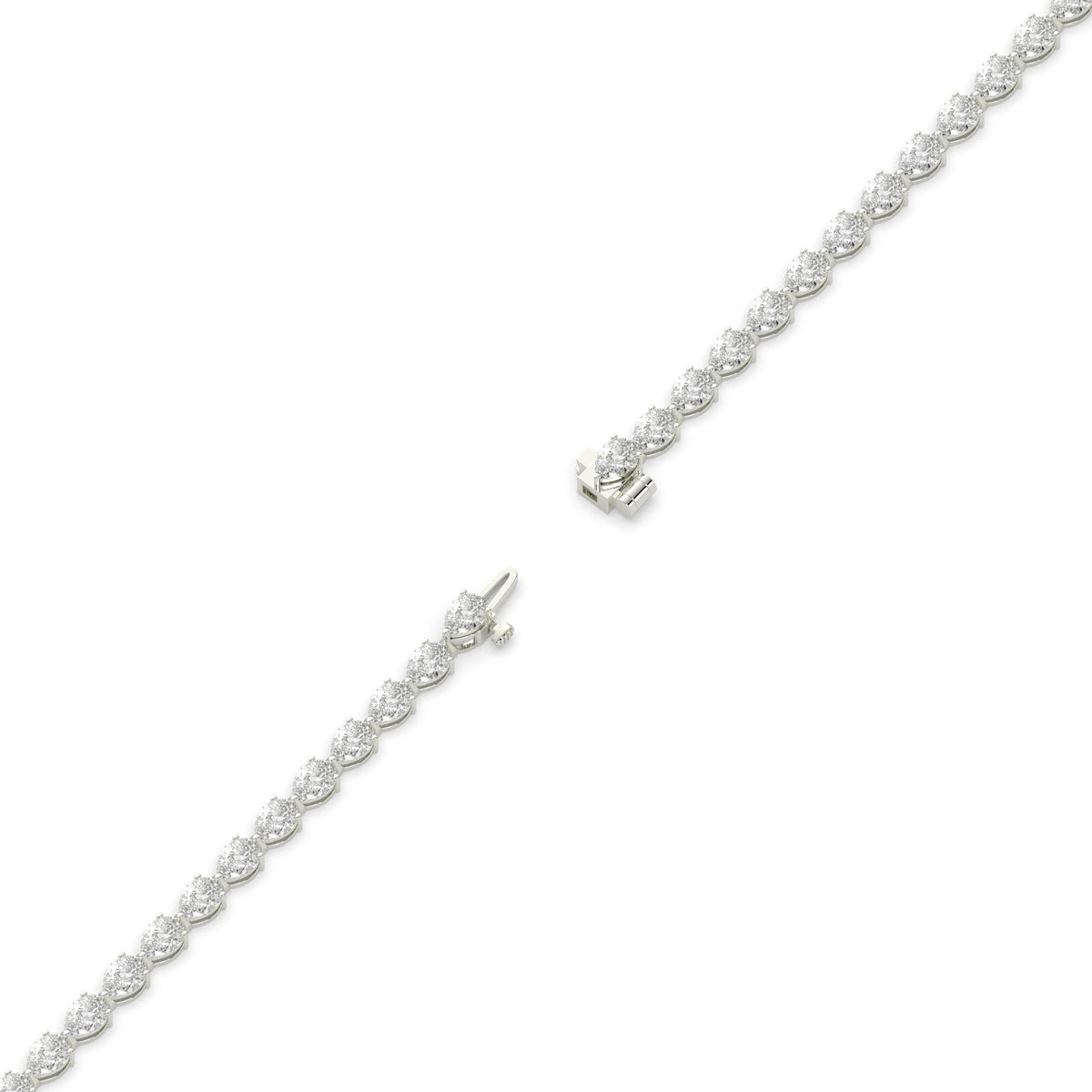 Hermine Tennisarmband mit Labordiamanten im Tropfenschliff aus 585 Weißgold, volle Länge, Diagonalansicht 