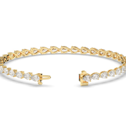 Hermine Tennisarmband mit Labordiamanten im Tropfenschliff aus 585 Gelbgold, Verschluss geöffnet, Detailansicht 