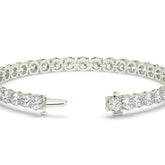 Ilona Tennisarmband mit Labordiamanten im Brillantschliff aus 585 Weißgold, Verschluss geöffnet, Detailansicht 