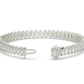 Imke Tennisarmband mit Labordiamanten im Marquiseschliff (schräg gesetzt) aus 585 Weißgold, Verschluss geöffnet, Detailansicht 