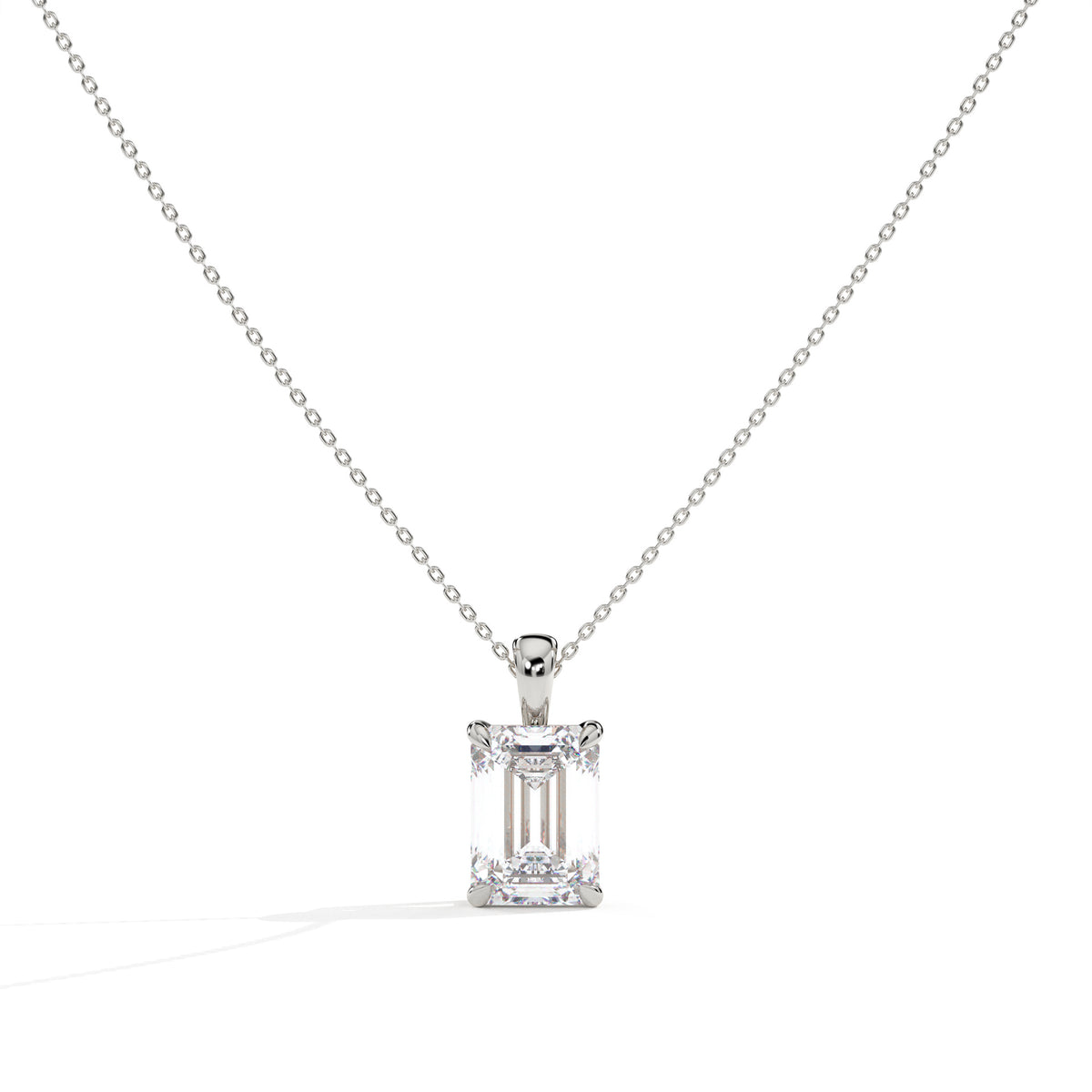 Isaura Solitär-Halskette mit Labordiamanten im Smaragdschliff aus 585 Weißgold, Vorderansicht 