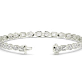 Jana Tennisarmband mit Labordiamanten in verschiedenen Formen mit Zargenfassung aus 585 Weißgold, Verschluss geöffnet, Detailansicht 