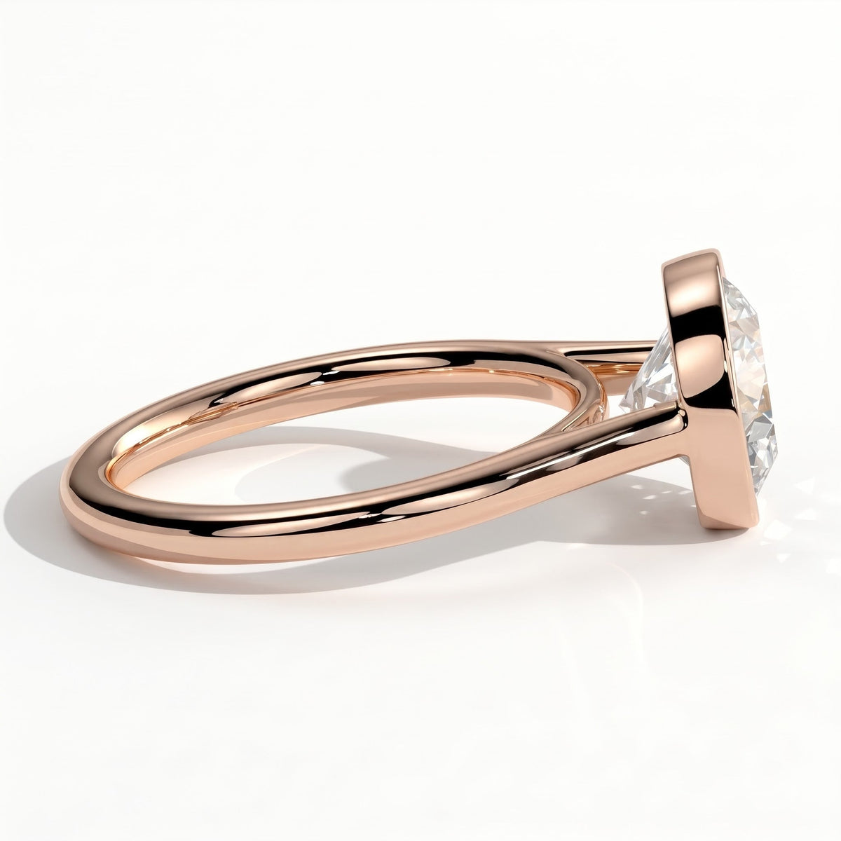 Round lab-grown diamond bezel-set solitaire engagement ring in 14K (585) rose gold, detail view 
