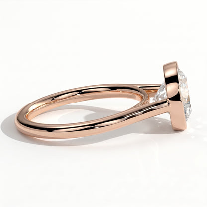 Round lab-grown diamond bezel-set solitaire engagement ring in 18K (750) rose gold, detail view 