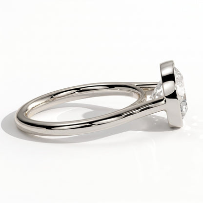 Round lab-grown diamond bezel-set solitaire engagement ring in 18K (750) white gold, detail view 