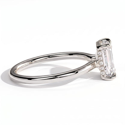 Emerald lab-grown diamond solitaire engagement ring in 18K (750) white gold, detail view 