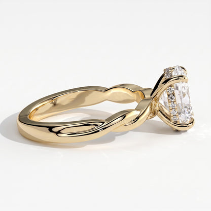 Oval lab-grown diamond solitaire engagement ring in 14K (585) yellow gold, detail view 