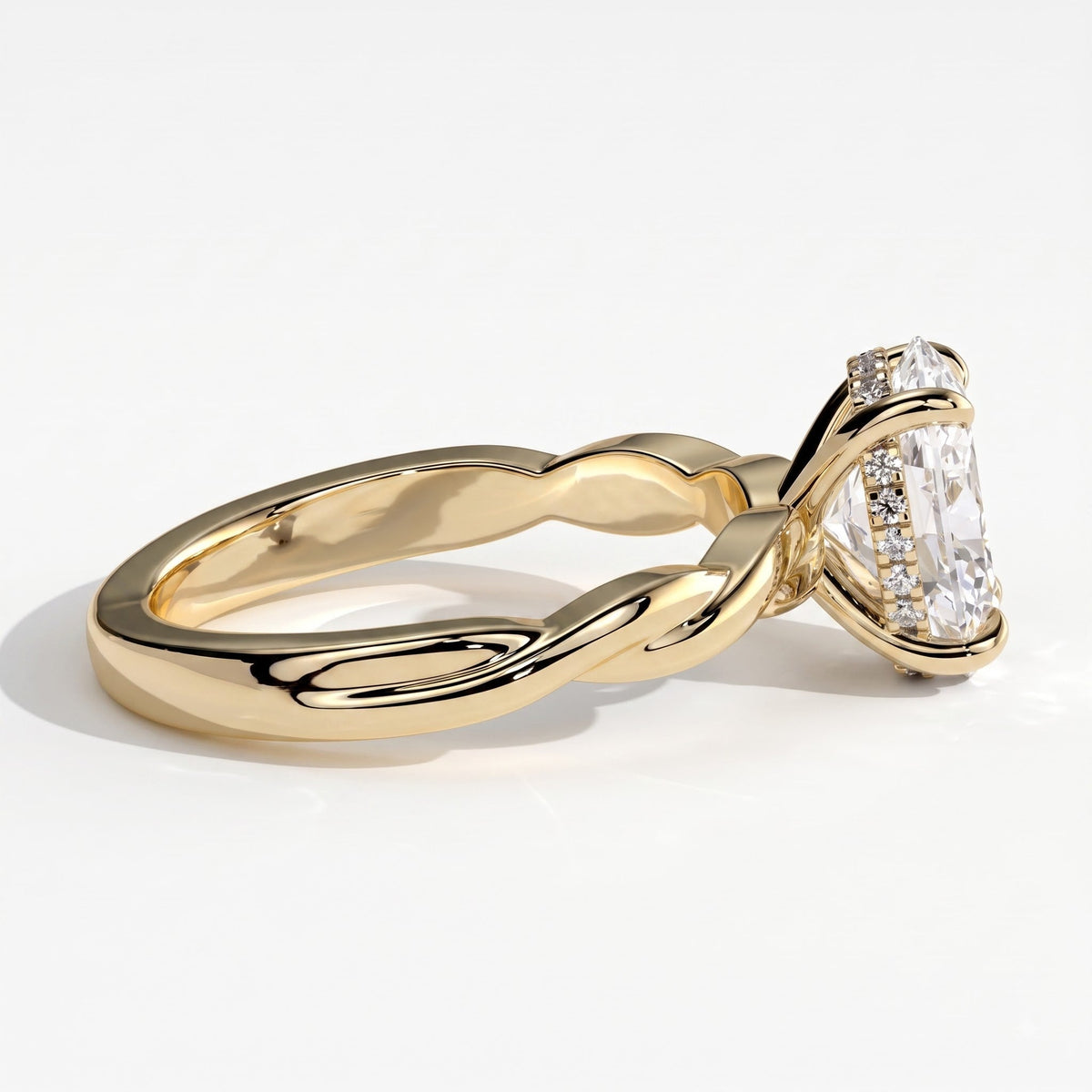 Oval lab-grown diamond solitaire engagement ring in 18K (750) yellow gold, detail view 