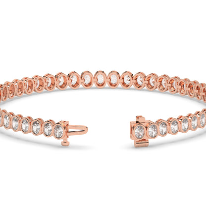 Magda Tennisarmband mit Labordiamanten im Ovalschliff mit Zargenfassung aus 585 Roségold, Verschluss geöffnet, Detailansicht 