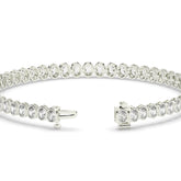 Magda Tennisarmband mit Labordiamanten im Ovalschliff mit Zargenfassung aus 585 Weißgold, Verschluss geöffnet, Detailansicht 