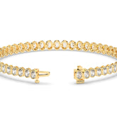 Magda Tennisarmband mit Labordiamanten im Ovalschliff mit Zargenfassung aus 585 Gelbgold, Verschluss geöffnet, Detailansicht 